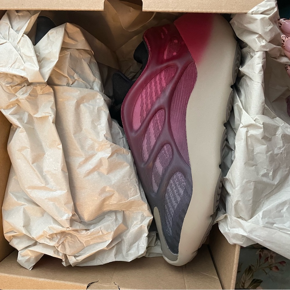 Yeezy 700 - Picture 3 of 3